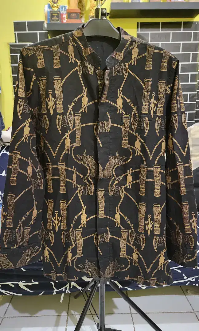 Kemeja kerah batik khas papua
