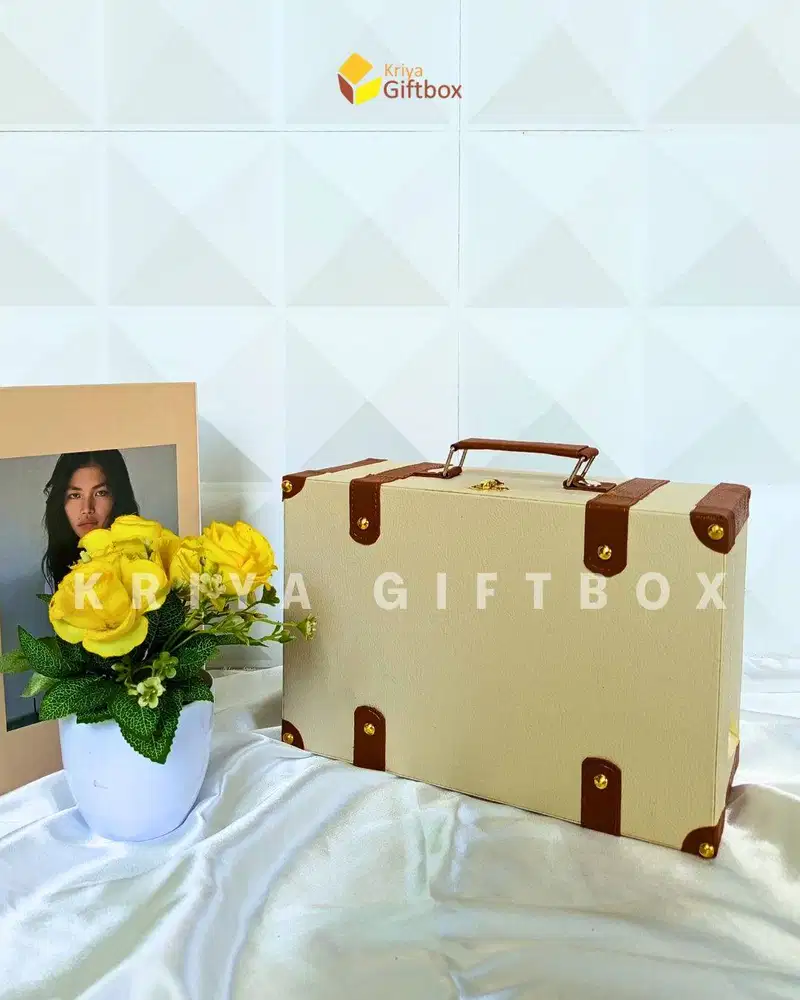 Hardbox Hampers Warna Cream Ukuran 30x20x13