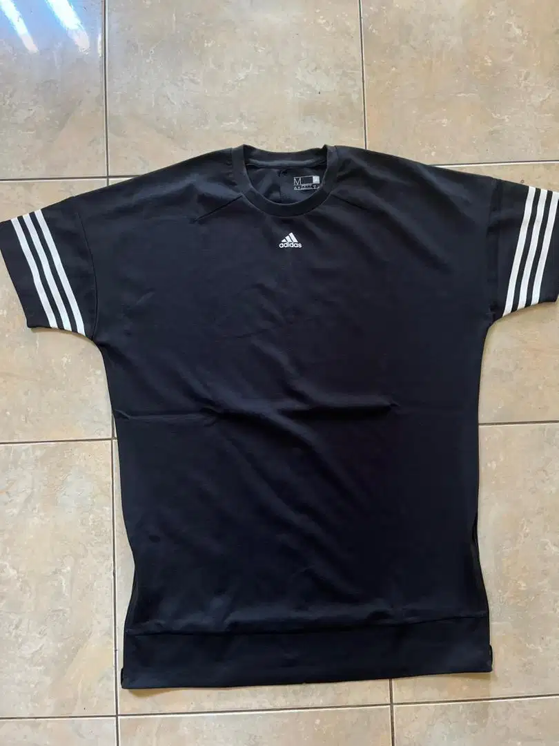 Adidas oversized Tshirt (M)