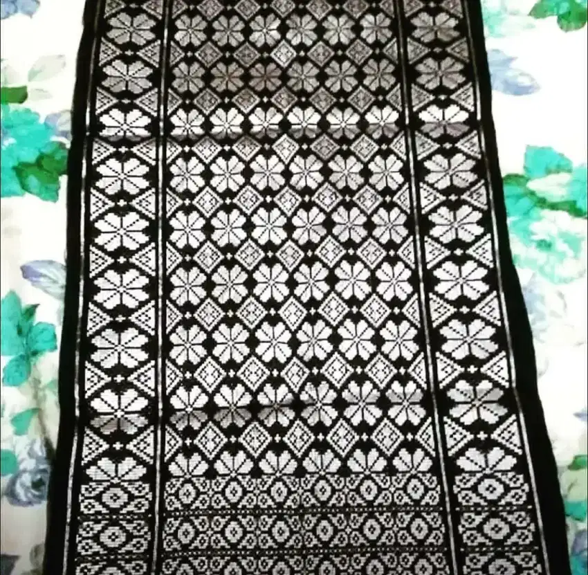 Selendang hitam tenun Songket Bali