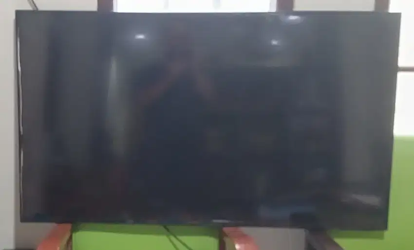 Smart TV LED 50 Samsung NYALA layar gores spt gambar min REMOTE