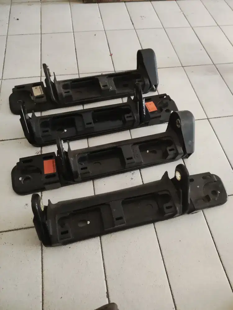 Pangkon jok baris 3 Nissan Evalia