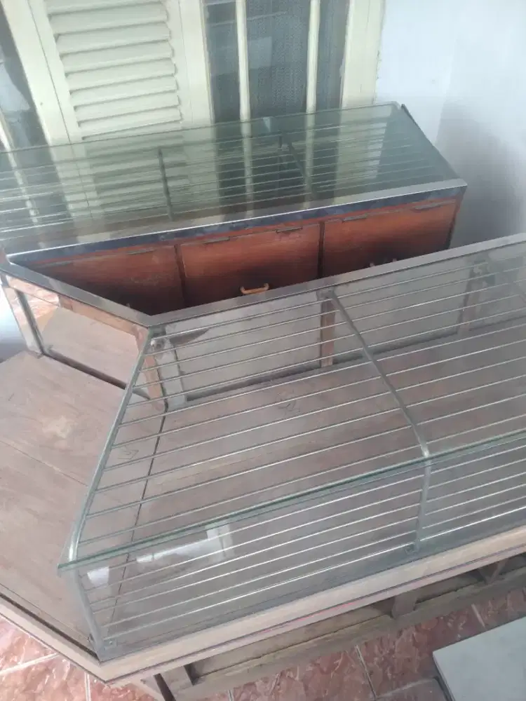 Etalase Emas Jati Bekas