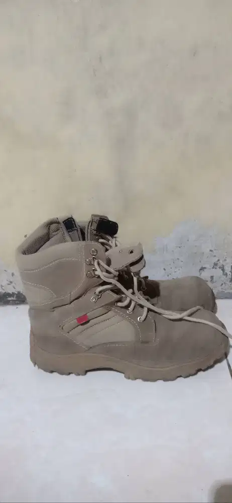 Sepatu Kicker Warna Cream