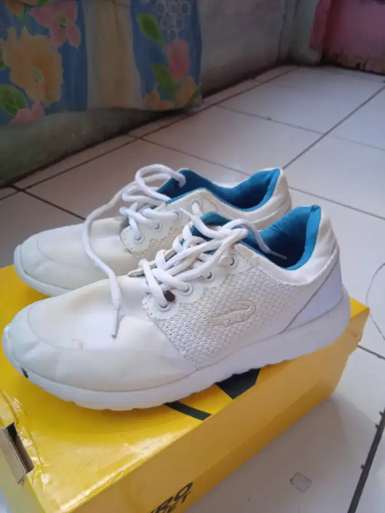 Jual cepat sepatu anak chorcodile putih size 35
