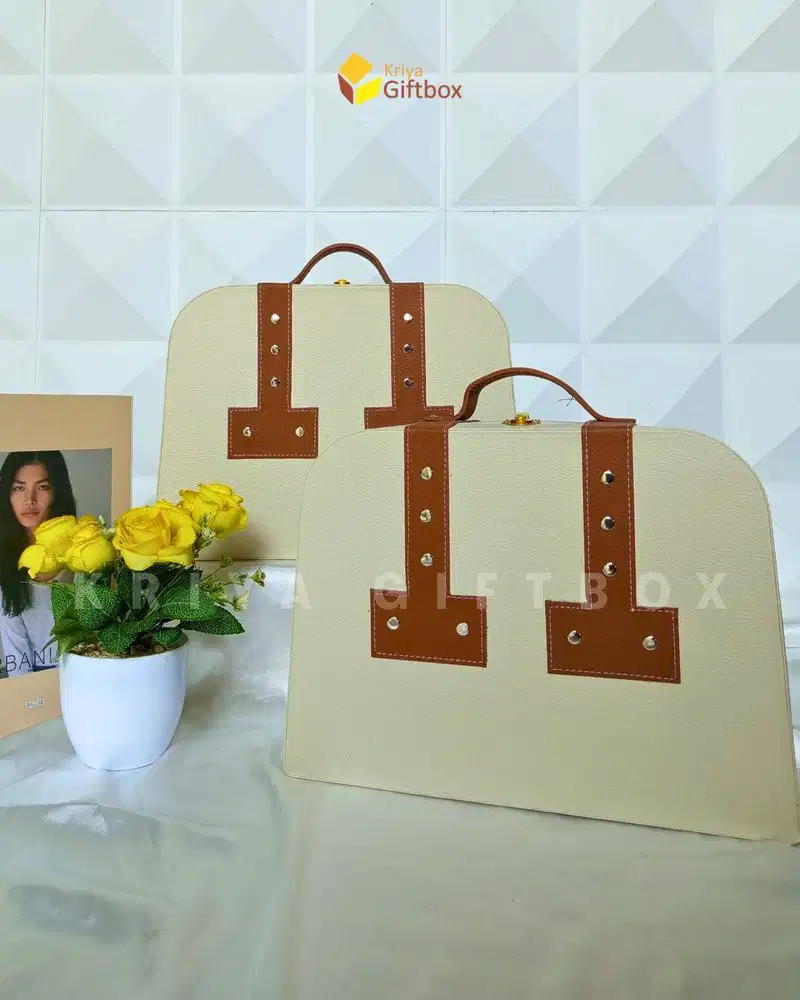 Hardbox Packaging Hampers Warna Cream Model Koper Bahan Kulit Imitasi