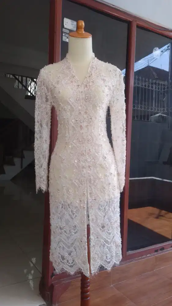 Bismillahirohmanirohim,menyediakan jasa payet kebaya ,gaun, slop d.ll.