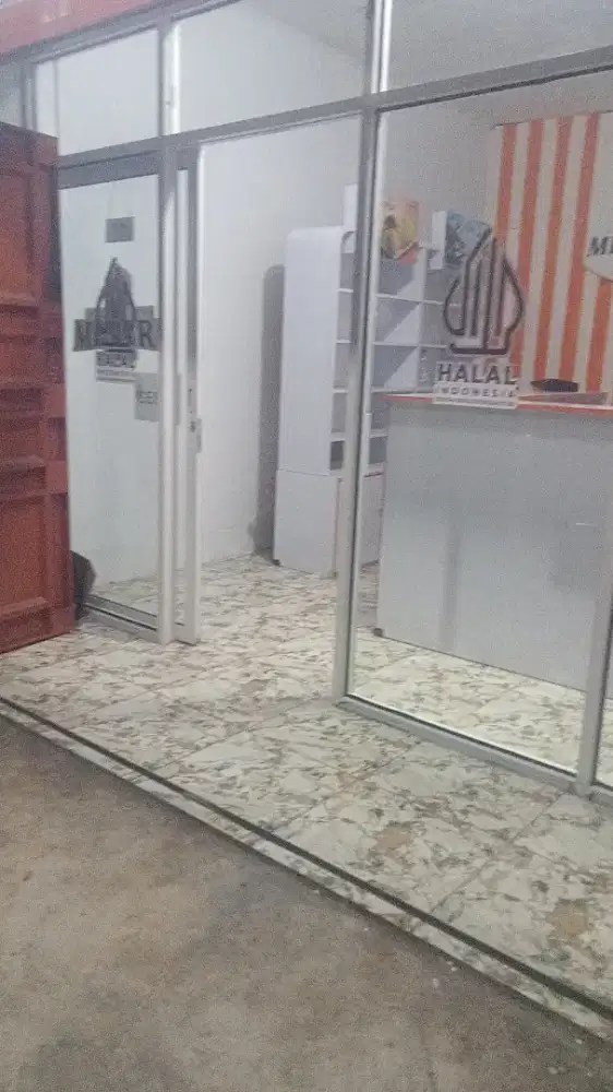 Pintu kaca sekat kaca