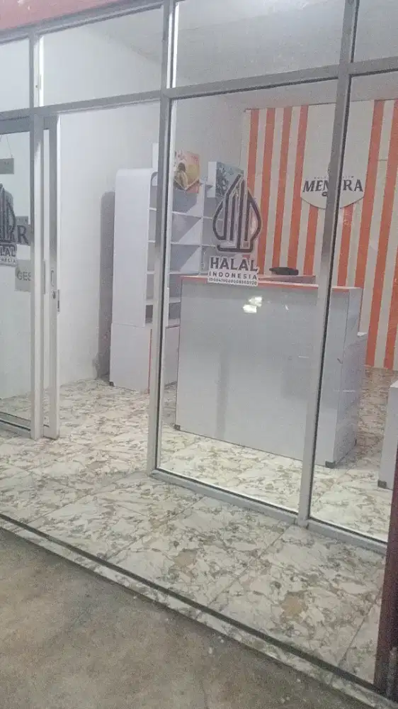 Pintu kaca sekat kaca