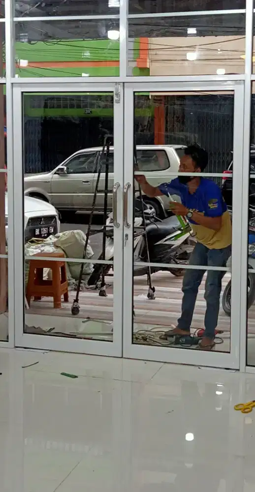 Pintu kaca sekat kaca