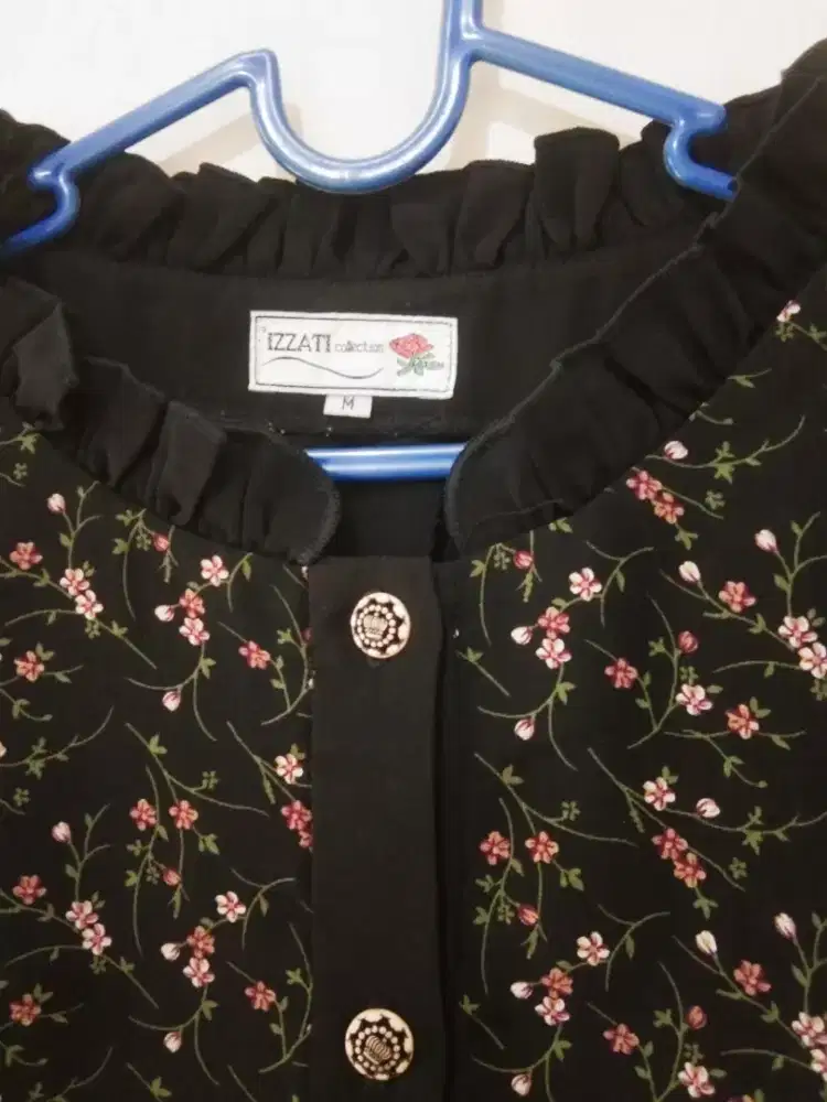 Baju Muslim Hitam Bunga bunga.