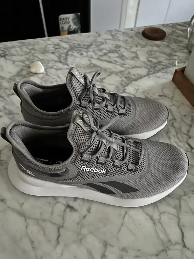 Sepatu reebok pria baru, authentic