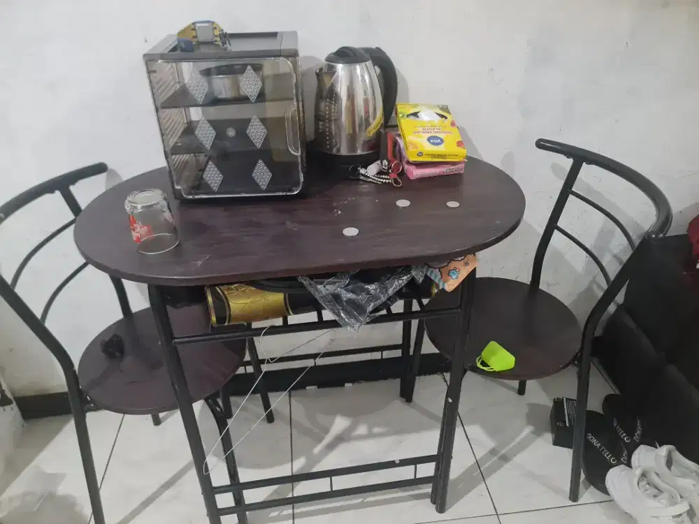 Meja makan minimalis