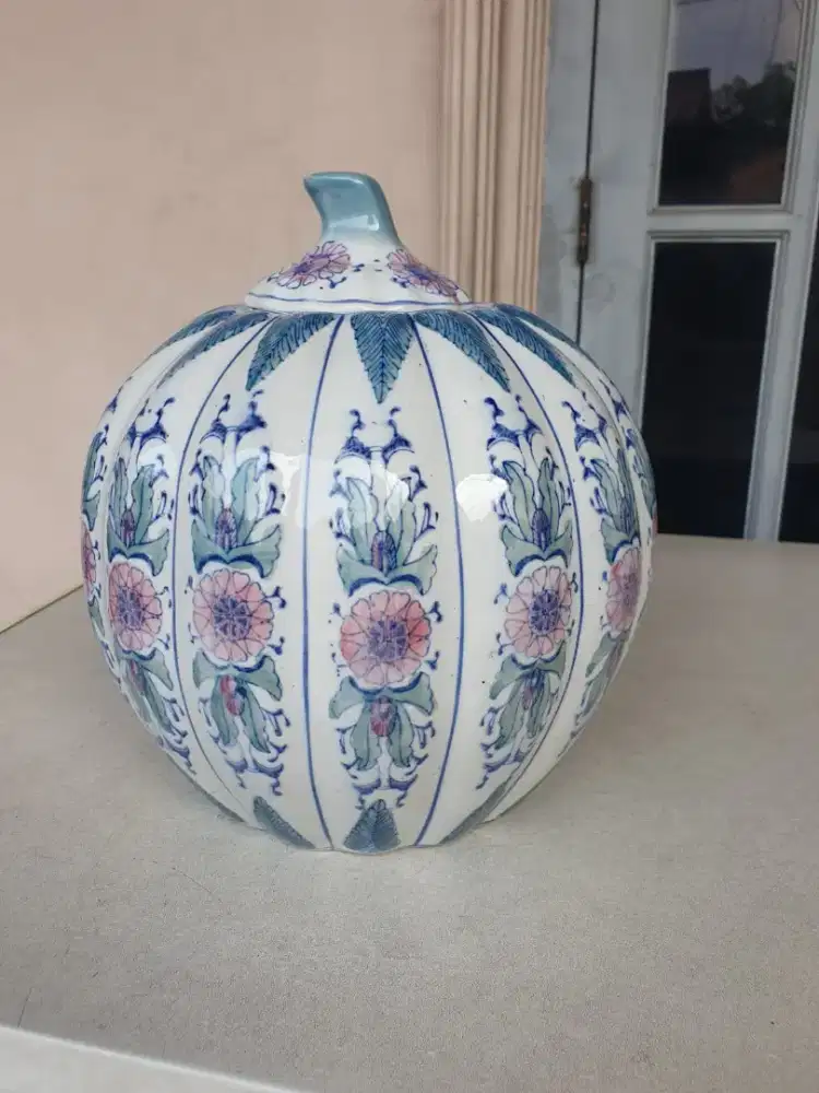 Guci Labu Lukisan Wanita