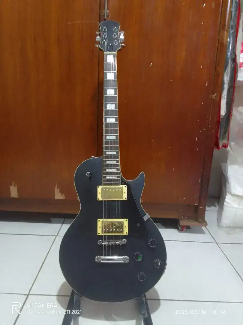Gitar custom high quality  model less Paul, mulus seperti baru