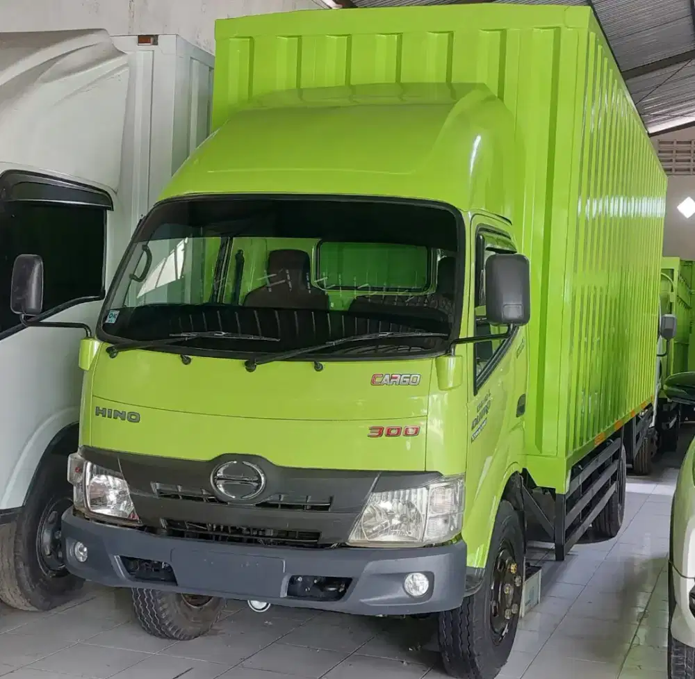 Dutro 136 HD Long 6 Ban Box Kontainer Super Istimewa