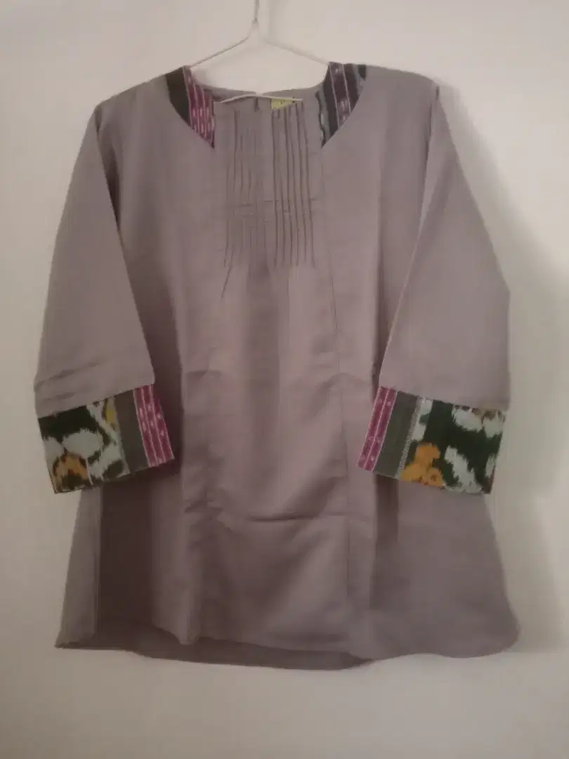 Baju atasan, jarang di pakai, warna abu dan msh layak pakai