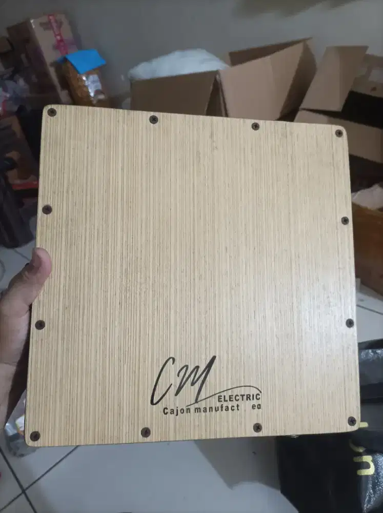 Cajon akustik elektrik