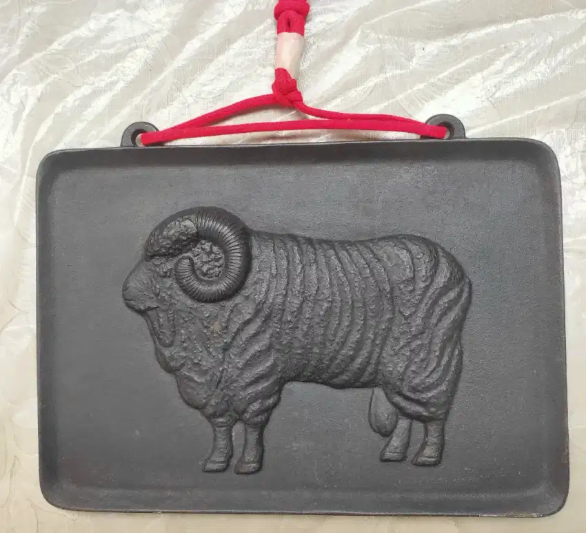 Kaligrafi domba (shio) dari besi