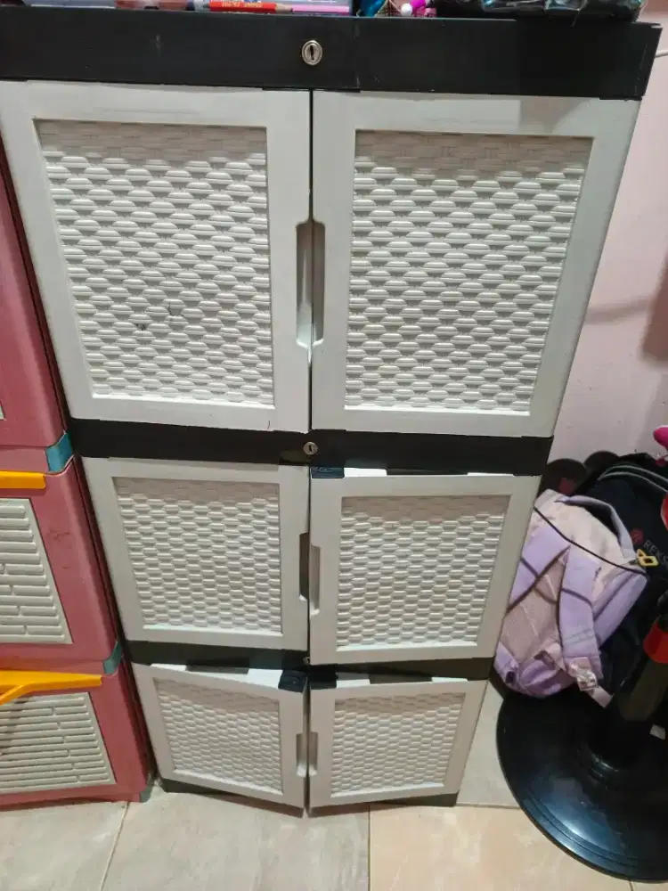 Lemari pakaian / lemari baju