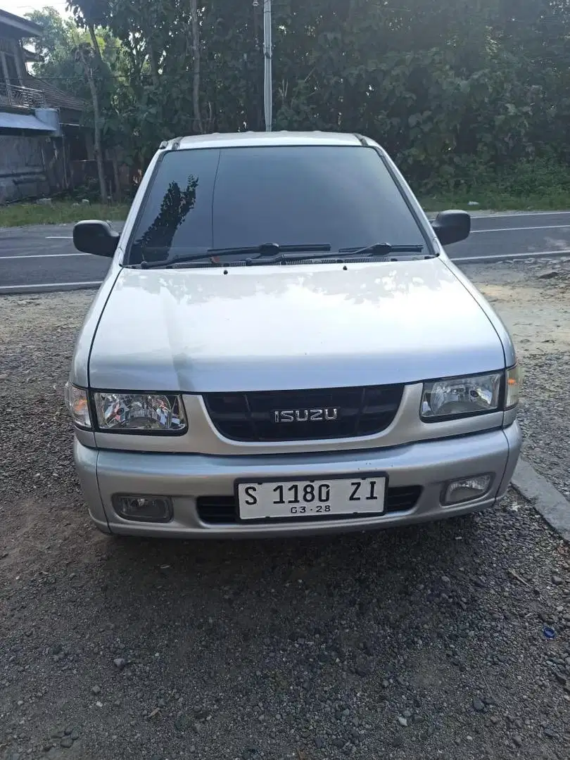 Isuzu Panther LS 2002 MT