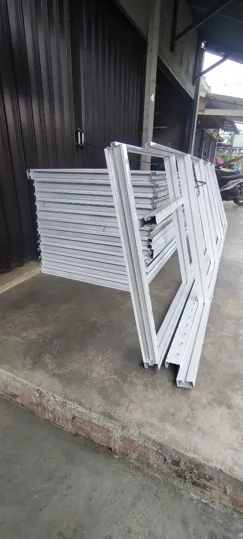 Sekat ruangan kusen aluminium