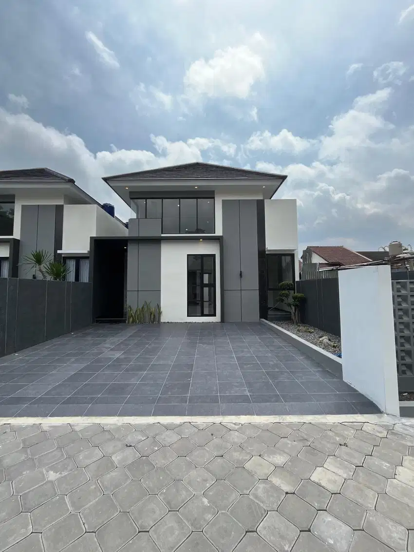 RUMAH MEWAH MODERN ISTIMEWA DENGAN HIGHT CEILING DI JALAN KALIURANG