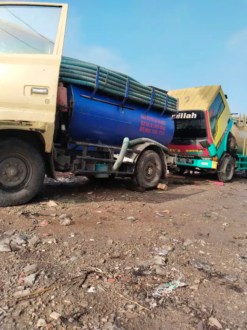 Sedot wc penuh/mampet.