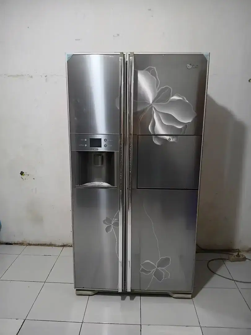 Dijual kulkas side by side merk LG ada ice maker