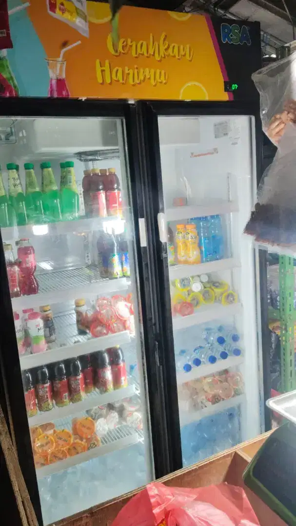 Di jual cepat showcase RSA 2 pintu