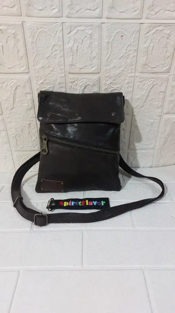 Tas Selempang Kulit Fu Si  Fernalle