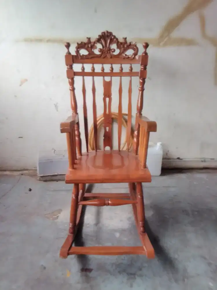 Kursi goyang kayu berat