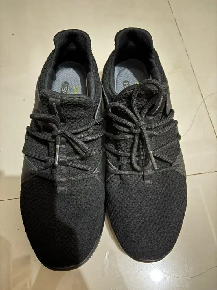Di jual sepatu running skechers