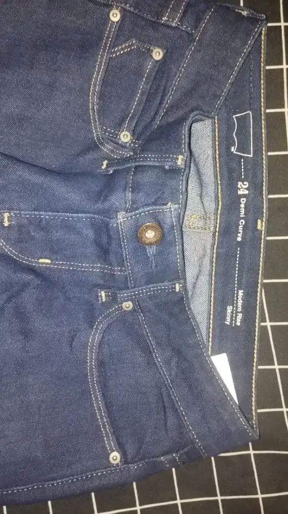 Celana levis panjang