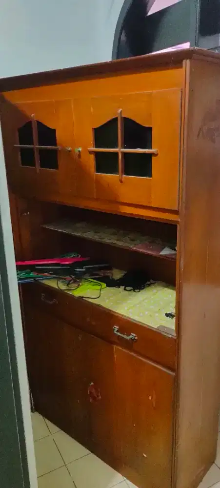 Lemari bekas kondisi masih baik