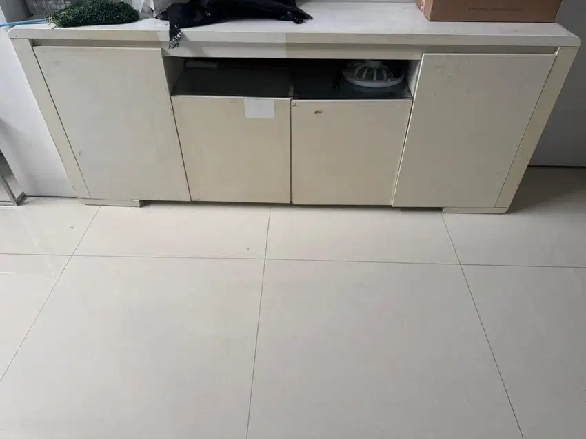 Meja tv led ada lampu nya