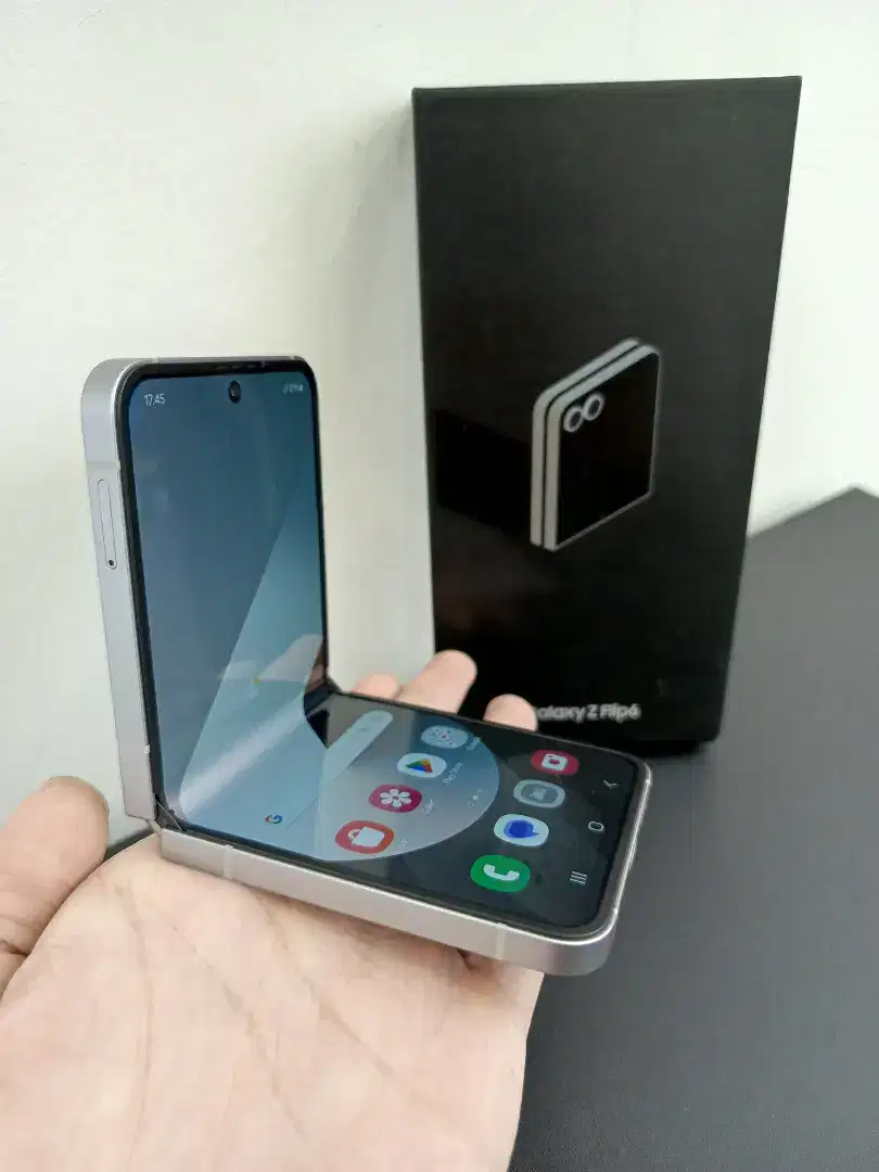 Samsung Z Flip 6 5G 12/256 Garansi ON, Mulus Seperti Baru,Nominus