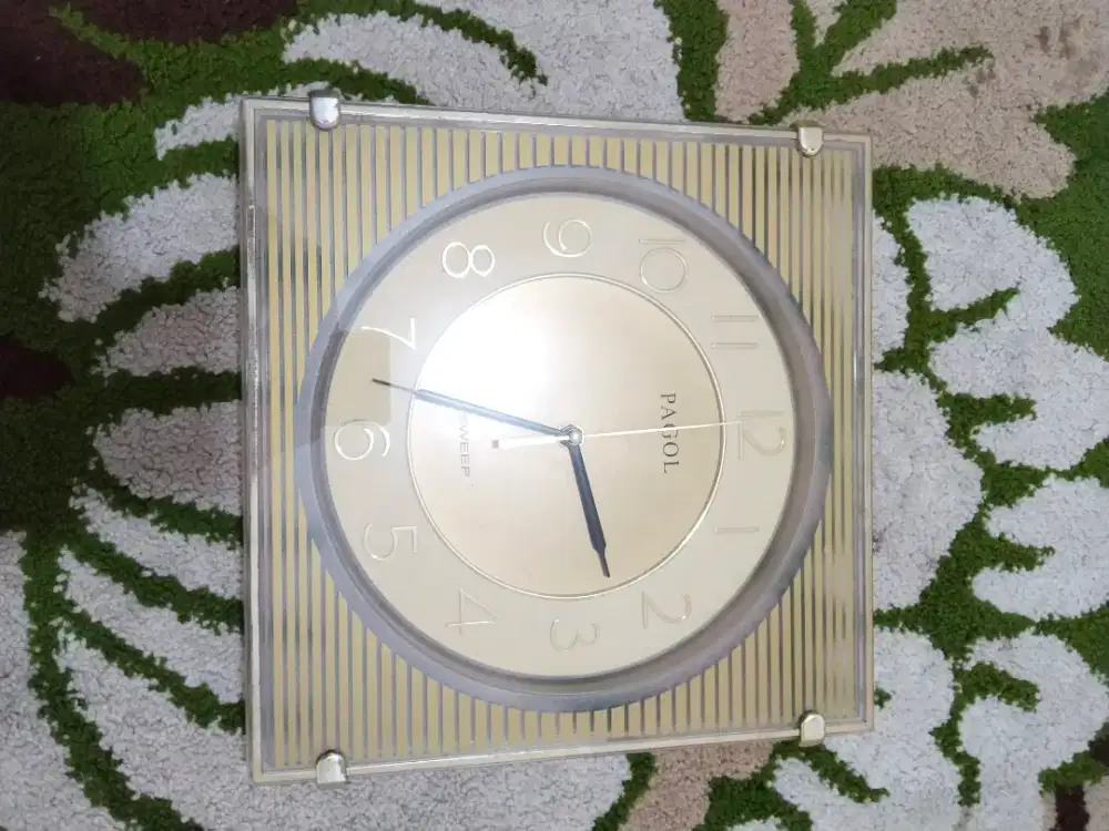 Jam dinding pagol Swiss