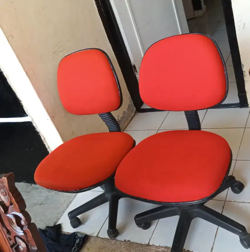 Kursi kantor  masih mulus  dari pada gak kepake di jual murah aja