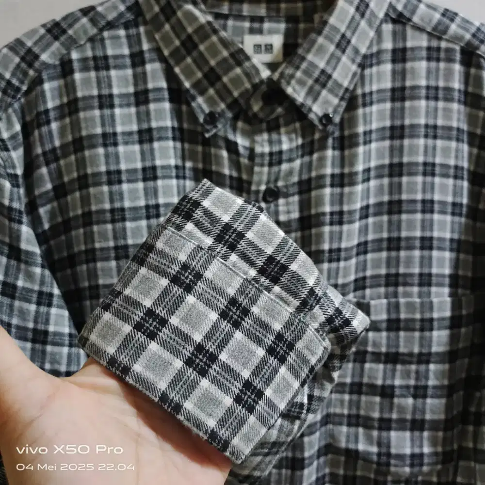 Kemeja flanel hitam kombinasi Uniqlo pocket