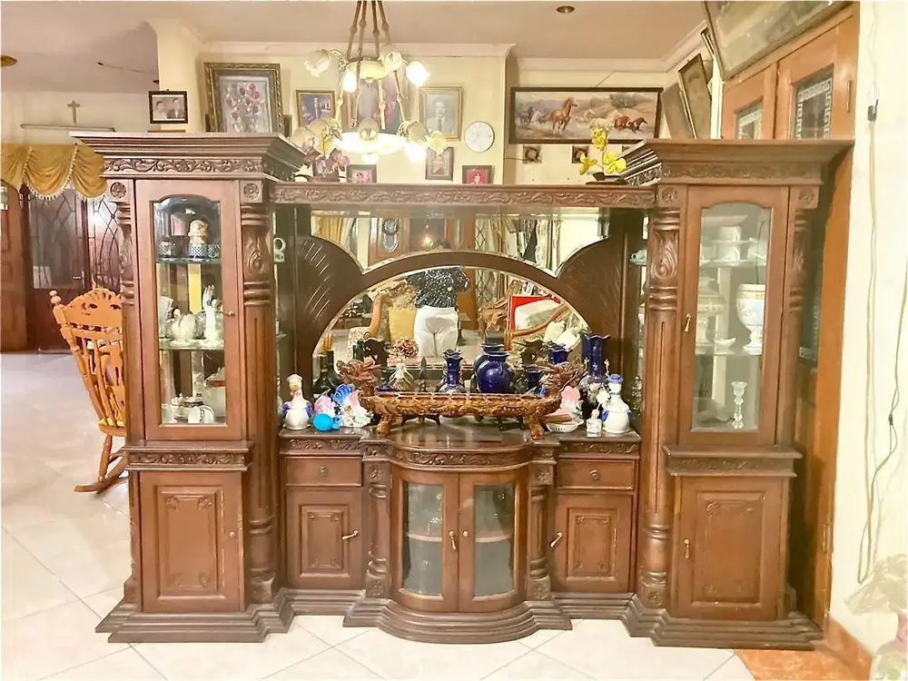 Lemari hias kayu jepara