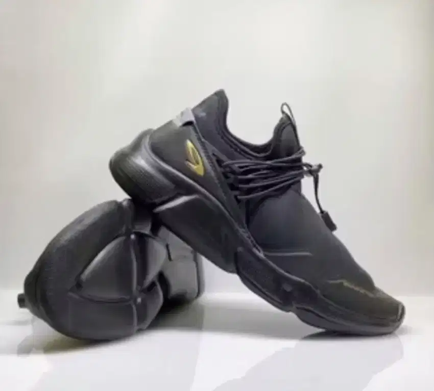 SEPATUUU RUNNING NINEETEEEN RYU SWIFT BLACK