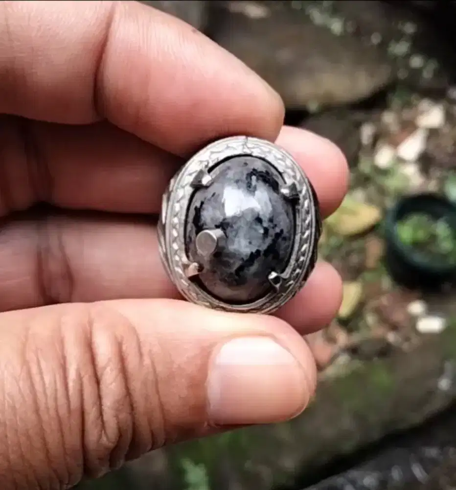 Batu inten bumi badar besi nempel magnet