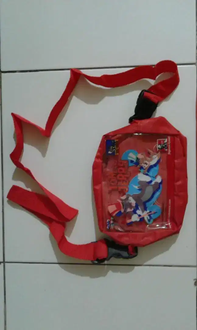 Tas slempang kain anak balita Tom and Jerry warna merah.