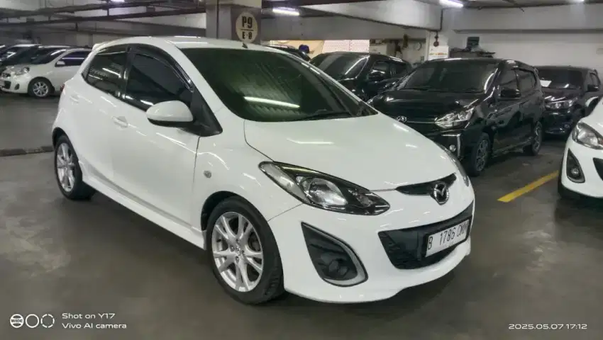 Mazda 2 2011 R A/T Putih Mulus Low KM Pajak Panjang Bagus Sekali Dp 8