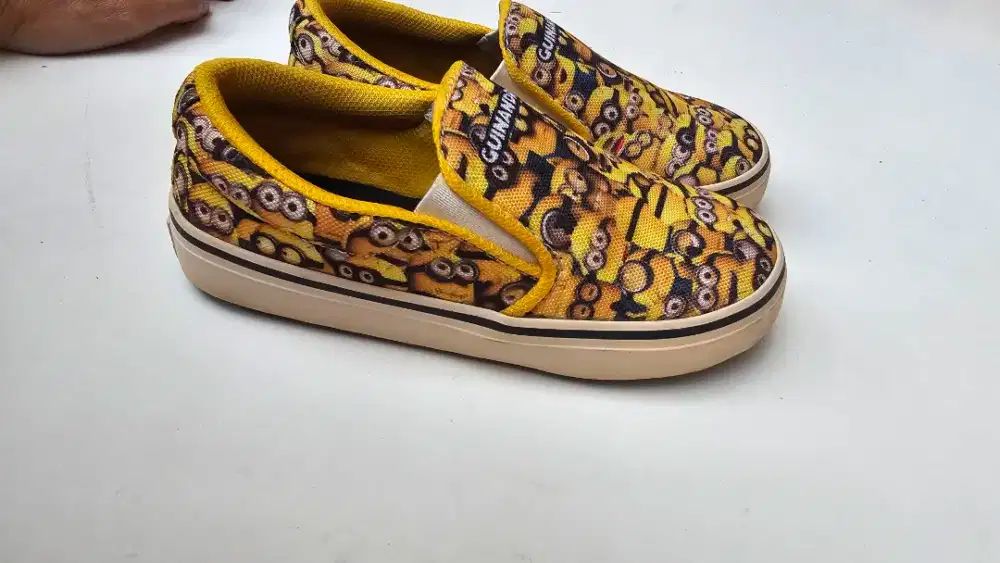 Sepatu minion ukuran EUR 27