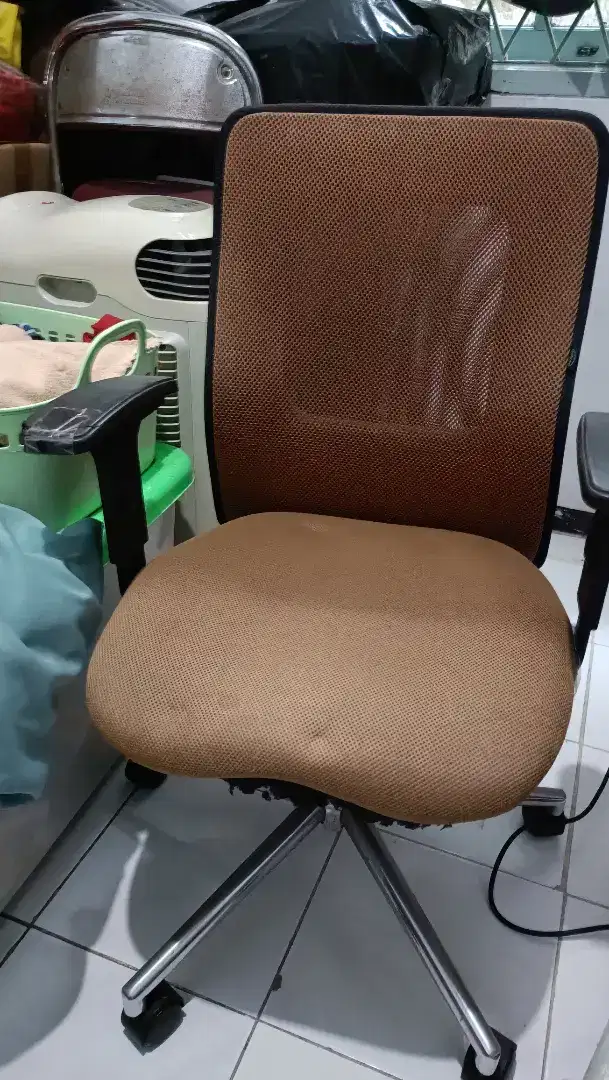 kursi kantor merek Informa 90% bagus bersih