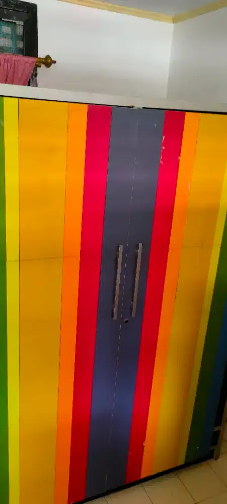 Lemari pakaian kondisi baik