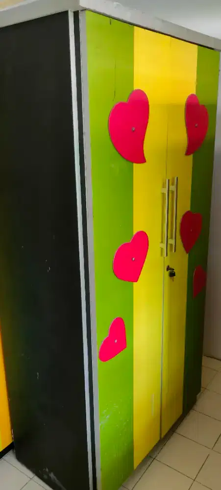 Lemari pakaian ukuran sedang