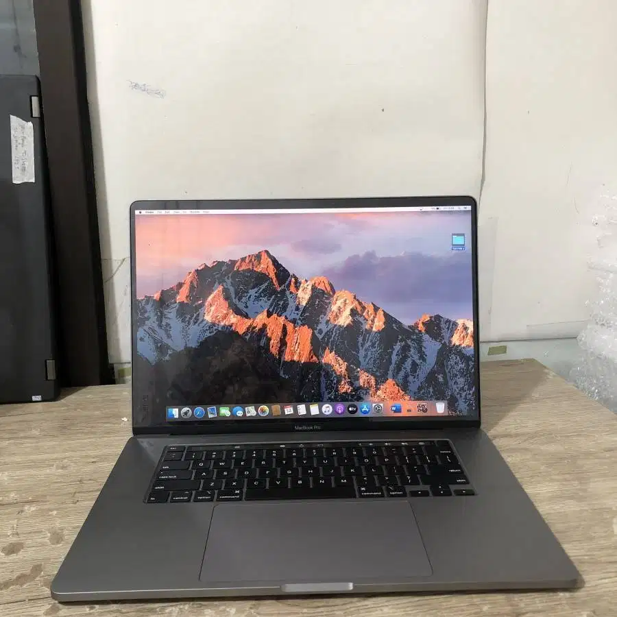 Macbook Pro 16-Inch Touchbar 2019 Core i7 RAM 16GB/512GB D-SKI